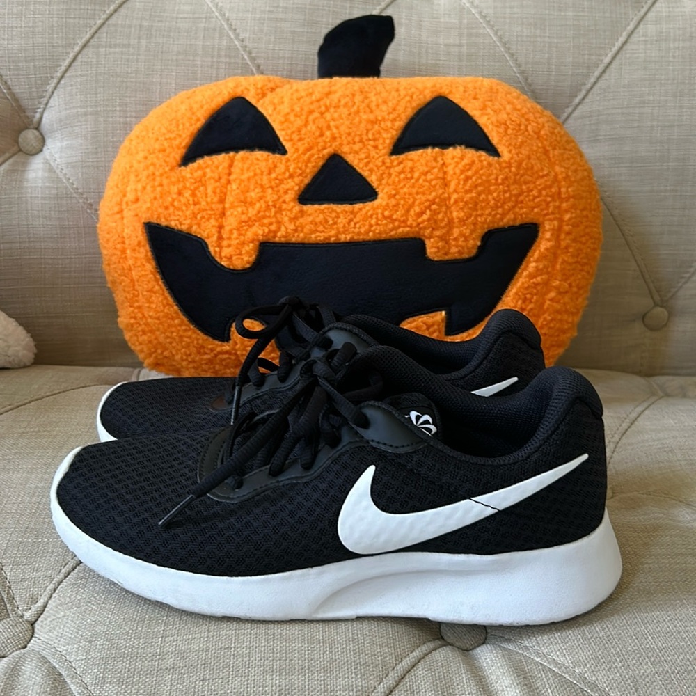 Nike Tanjun Sz 7.5